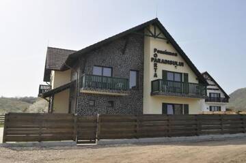 Фото номера Дом для отпуска с 4 спальнями Гостевой дом Poarta Paradisului г. Moldoveneşti 7