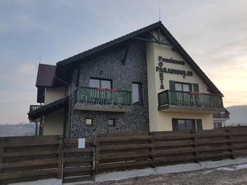 Фото номера Дом для отпуска с 4 спальнями Гостевой дом Poarta Paradisului г. Moldoveneşti 5
